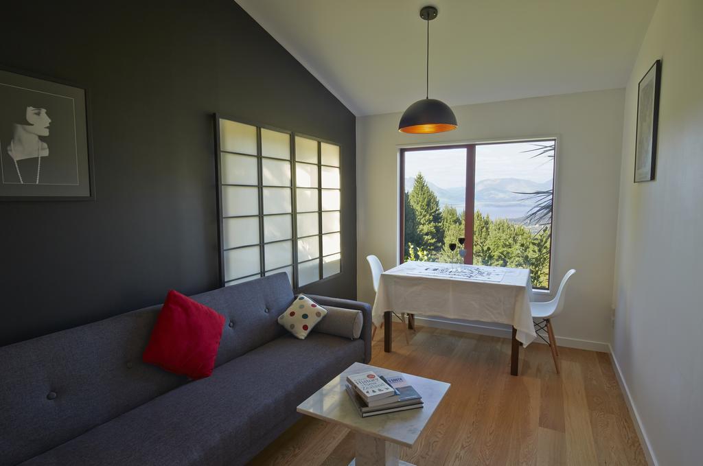 Habitación con cama extragrande y vistas al lago